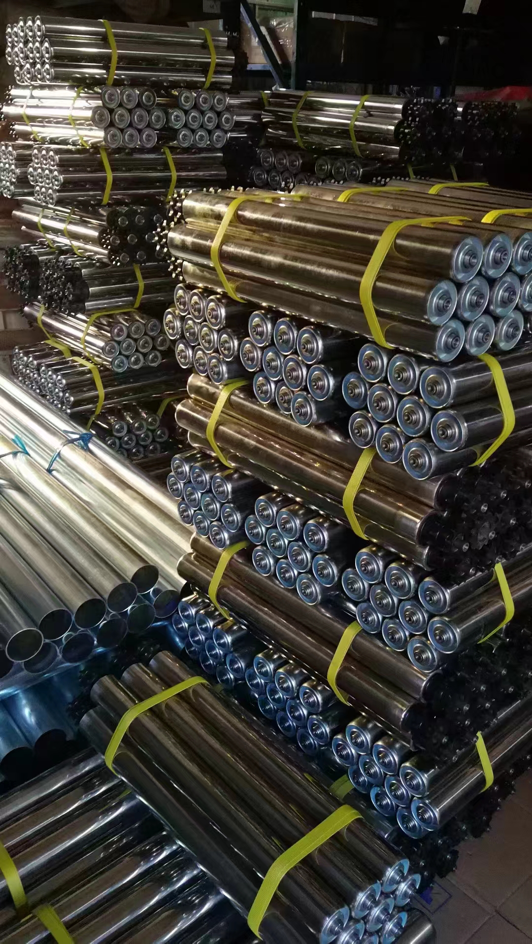 造纸厂旧胶辊翻新作业